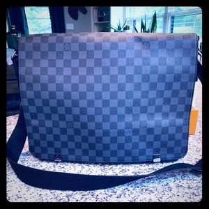 Louis Vuitton District GM Messenger